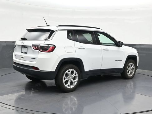 Used 2024 Jeep Compass Latitude AWD/4WD image 5
