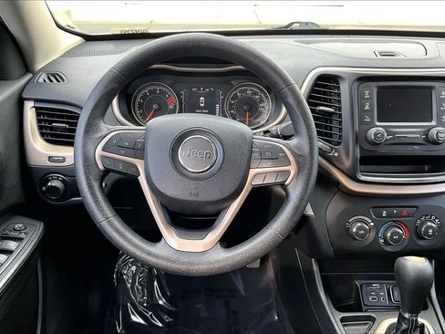 Used 2016 Jeep Cherokee Sport image 5