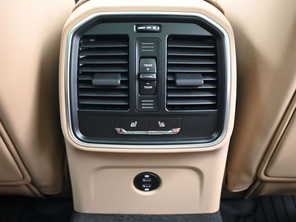 Certified 2026 Porsche Macan AWD/4WD image 8