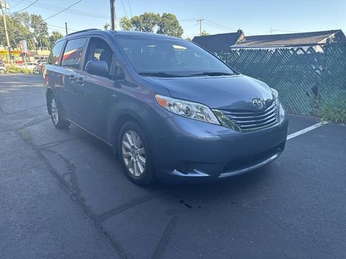 Used 2017 Toyota Sienna LE AWD/4WD image 2