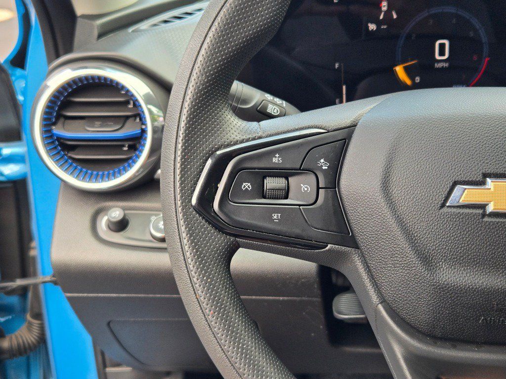 Used 2025 Chevrolet Trax LT FWD image 29