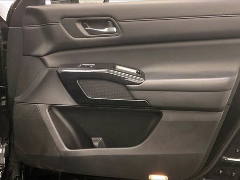 Used 2022 Nissan Pathfinder SV w/ SV Premium Package image 24