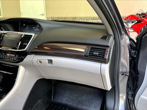 Used 2017 Honda Accord EX-L image 19