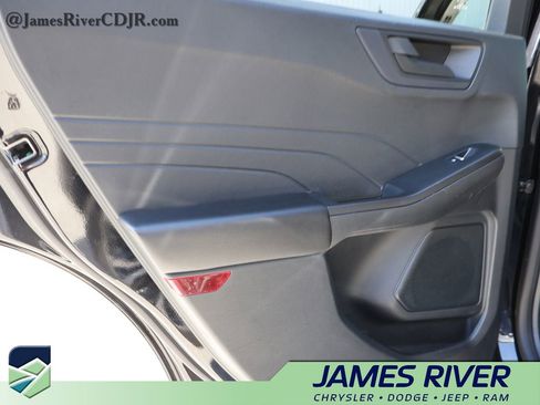 Used 2022 Ford Escape SE w/ SE Sport Appearance Package AWD/4WD image 17