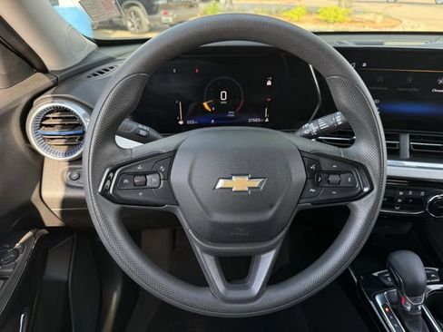 Used 2025 Chevrolet Trax LT FWD image 15