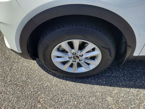 Used 2019 Kia Sorento LX image 5