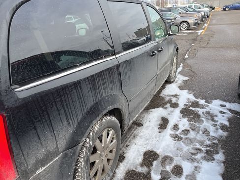 Used 2008 Chrysler Town & Country Touring image 14