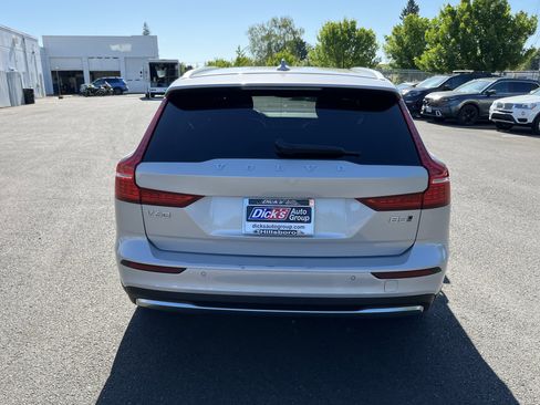 Used 2025 Volvo V60 B5 Cross Country Plus AWD/4WD image 4