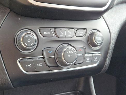 Used 2021 Jeep Cherokee Latitude Plus image 26