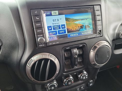 Used 2018 Jeep Wrangler Unlimited Sahara AWD/4WD image 10