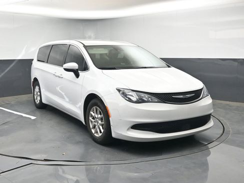 Used 2023 Chrysler Voyager LX image 5