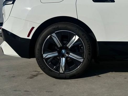 Used 2022 BMW iX xDrive50 w/ Premium Package AWD/4WD image 13