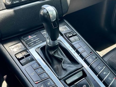 Used 2018 Porsche Macan AWD/4WD image 17