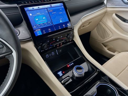 Used 2023 Jeep Grand Cherokee Limited w/ Luxury Tech Group II image 26