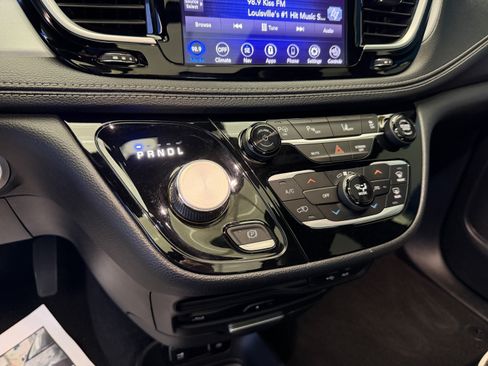 Used 2020 Chrysler Pacifica Limited w/ Advanced Safetytec Group FWD image 24