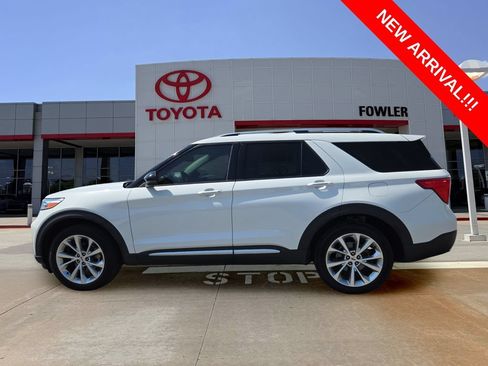 Used 2021 Ford Explorer Platinum w/ Equipment Group 601A AWD/4WD image 2