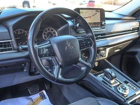 Used 2024 Mitsubishi Outlander image 27