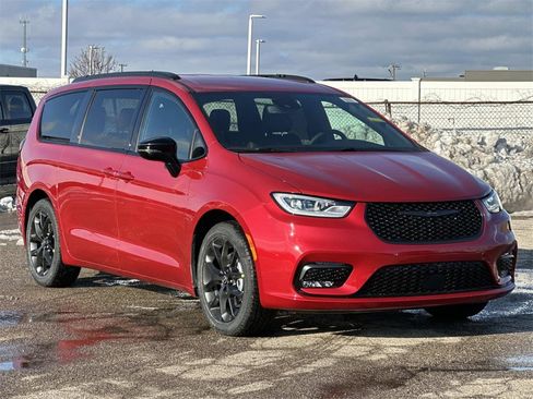 New 2026 Chrysler Pacifica Select image 1