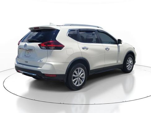 Used 2018 Nissan Rogue SV w/ Premium Package FWD image 4