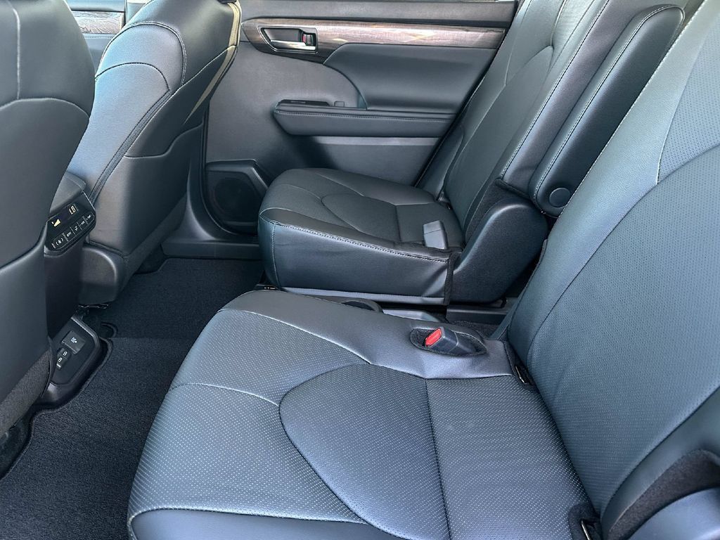 Used 2026 Toyota Highlander Limited AWD/4WD image 14