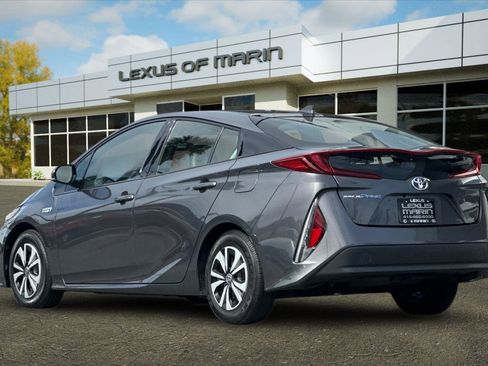 Used 2017 Toyota Prius Prime Premium image 3