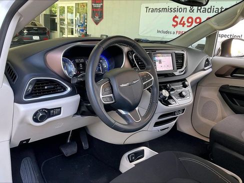 Used 2023 Chrysler Voyager LX FWD image 4