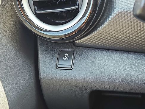 Used 2019 Nissan Kicks SV FWD image 25