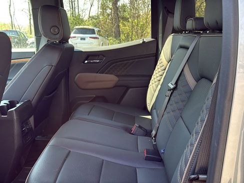 Used 2024 GMC Canyon Denali image 23