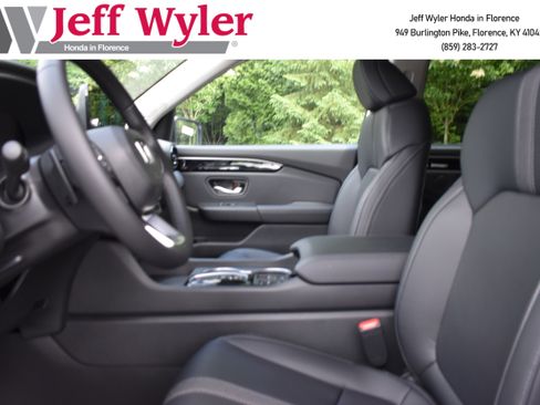 New 2025 Honda Pilot Touring image 13