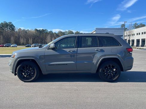 Used 2022 Jeep Grand Cherokee Laredo X image 4