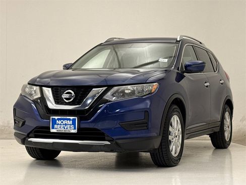 Used 2017 Nissan Rogue SV image 2