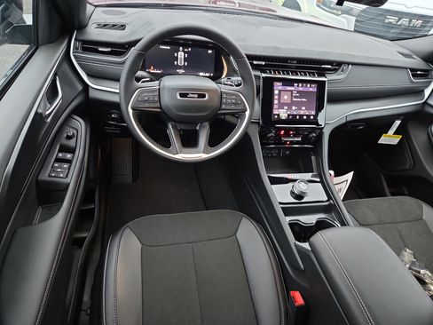 New 2025 Jeep Grand Cherokee LAREDO 4WD image 7