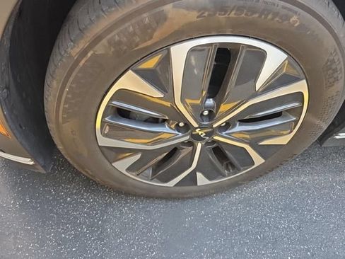 Certified 2024 Kia EV6 Light AWD/4WD image 2