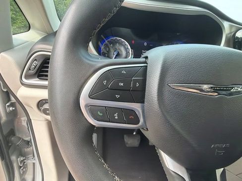 Used 2024 Chrysler Pacifica Touring-L FWD image 32