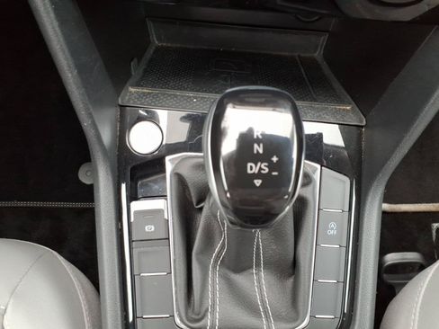 Used 2023 Volkswagen Taos SE w/ Panoramic Sunroof Package AWD/4WD image 17