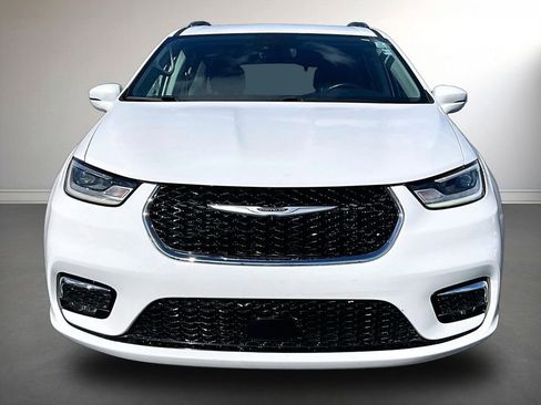 Used 2021 Chrysler Pacifica Touring-L FWD image 2
