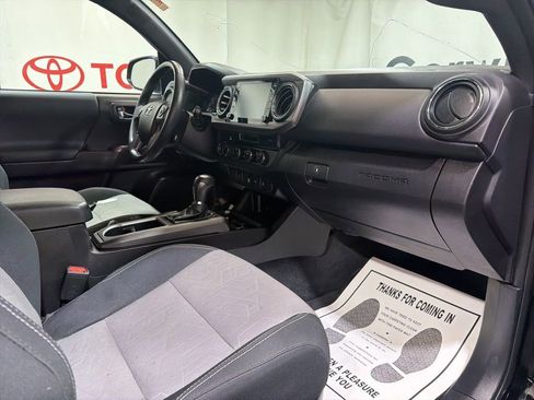 Used 2023 Toyota Tacoma TRD Off-Road image 11