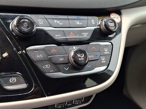Used 2024 Chrysler Pacifica Touring-L FWD image 20