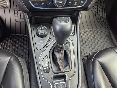 Used 2019 Jeep Cherokee Trailhawk w/ Cold Weather Group AWD/4WD image 14