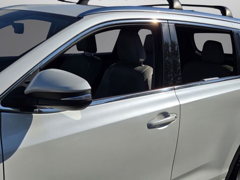 Used 2017 Toyota Highlander Limited FWD image 11