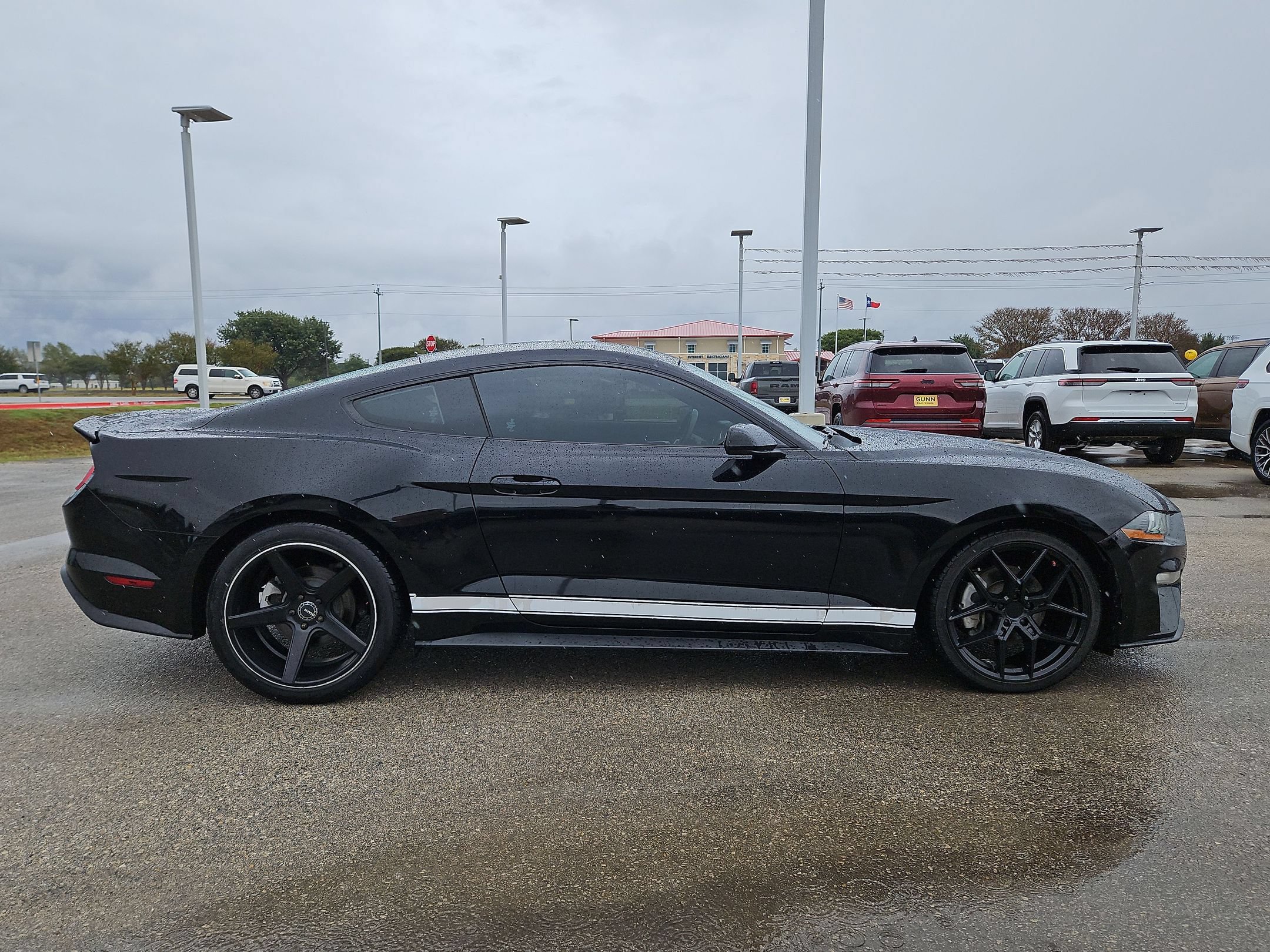 Used 2018 Ford Mustang Coupe RWD image 2