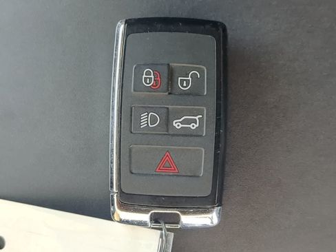 Used 2024 Land Rover Defender 130 X-Dynamic SE AWD/4WD image 38