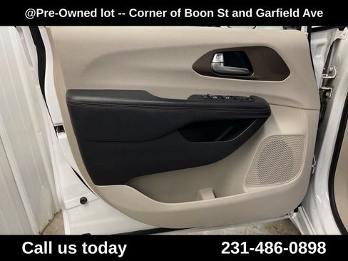 Used 2017 Chrysler Pacifica Touring-L Plus w/ Advanced Safetytec Group FWD image 16