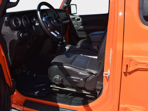 Used 2018 Jeep Wrangler Unlimited Sahara AWD/4WD image 11