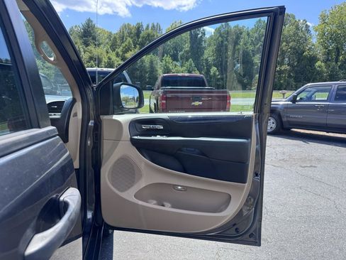 Used 2015 Dodge Grand Caravan American Value Package w/ UConnect Hands-Free Group FWD image 12