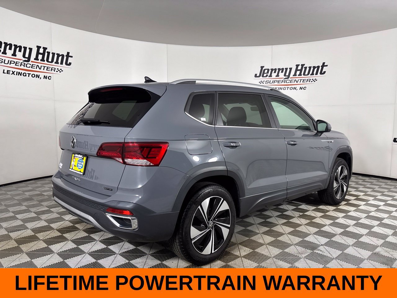 Used 2024 Volkswagen Taos SE w/ Panoramic Sunroof Package AWD/4WD image 6