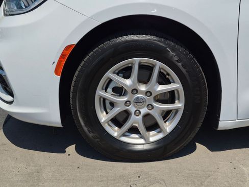 Used 2024 Chrysler Pacifica Touring-L FWD image 12