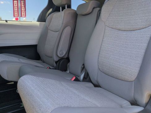 Used 2025 Toyota Sienna LE w/ LE Plus Package FWD image 29