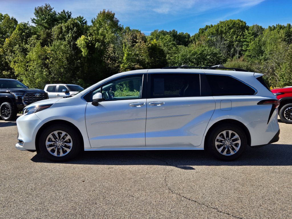 Used 2023 Toyota Sienna XLE AWD/4WD image 2