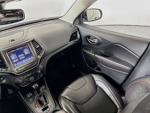 Used 2022 Jeep Cherokee Trailhawk image 24